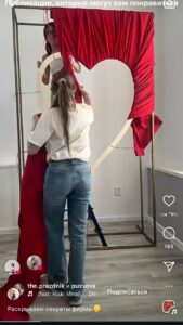 Cortina: Elemento que cubre la entrada del fotomatón para proporcionar privacidad[