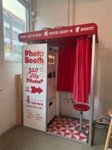 Fotomatón: Cabina automática que dispensa fotografías instantáneas