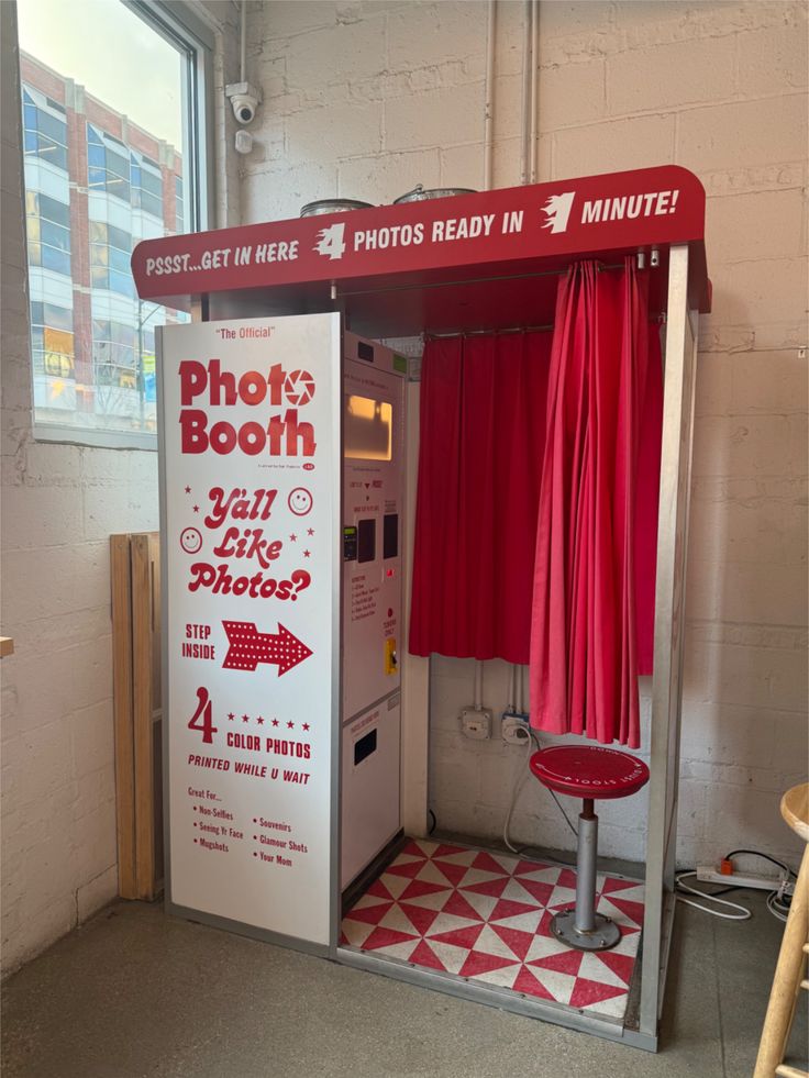 Fotomatón: Cabina automática que dispensa fotografías instantáneas